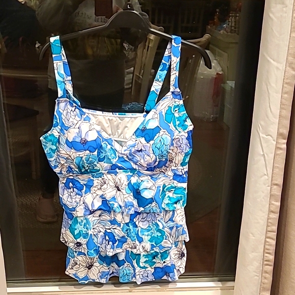 Women's new bathing suit top in XL - Picture 1 of 3